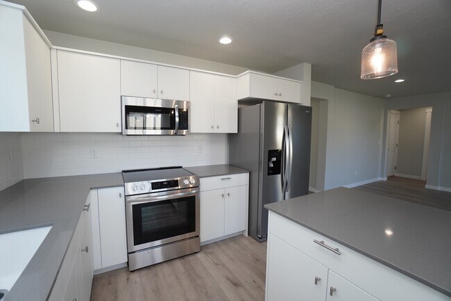 Building Photo - 1218 W Bass River Dr