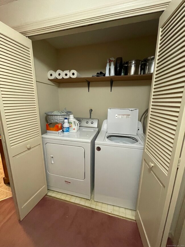 Building Photo - 697 South End Rd