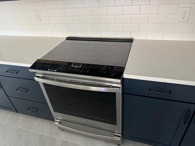 Building Photo - 1073 SW Benchor Ave