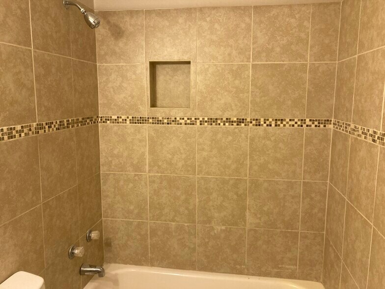 Building Photo - 5200 Peppercorn St