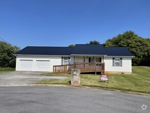 Building Photo - 605 Privet Dr