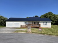 Building Photo - 605 Privet Dr