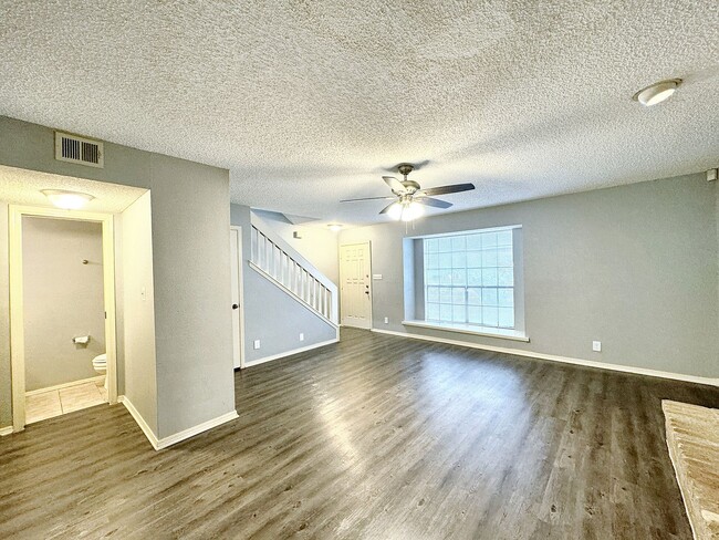 Building Photo - Cozy Townhome in Vista View