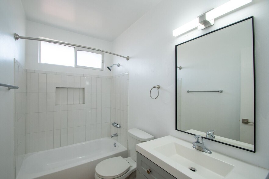 Building Photo - 5230 Vesper Ave
