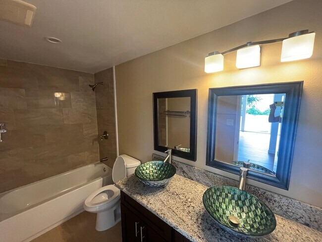 Building Photo - Renovated 6 Bedroom, 3.5 Bath Home with 2 Garages in Aina Haina