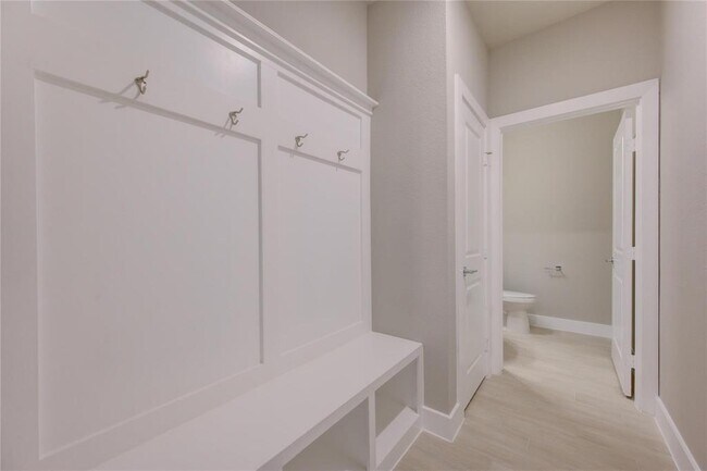 Building Photo - 1709 Summerlyn Ter Dr