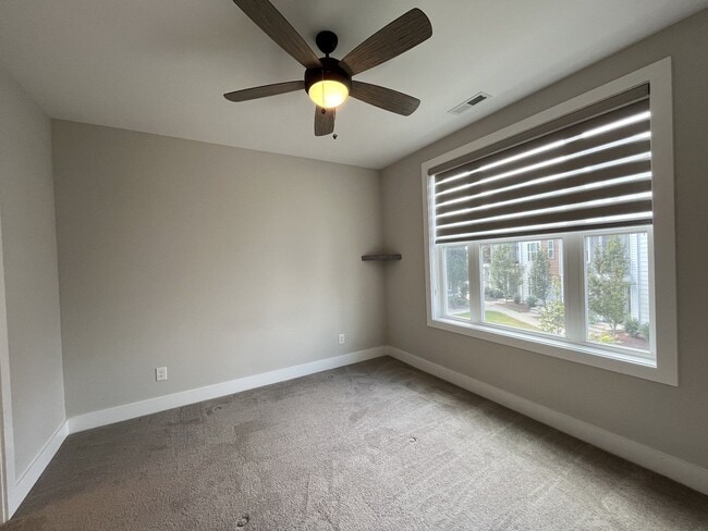 Building Photo - 2/2.5 - MODERN TOWNHOME IN THE NATIONS