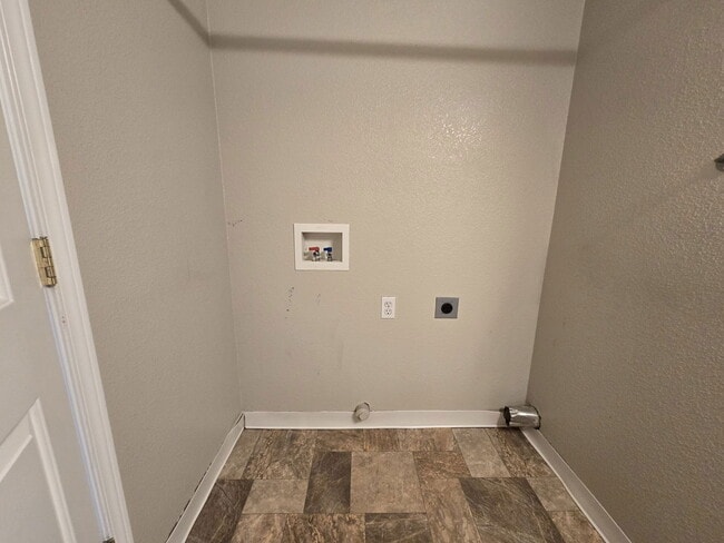 Building Photo - 110 NE Atkinson Ct