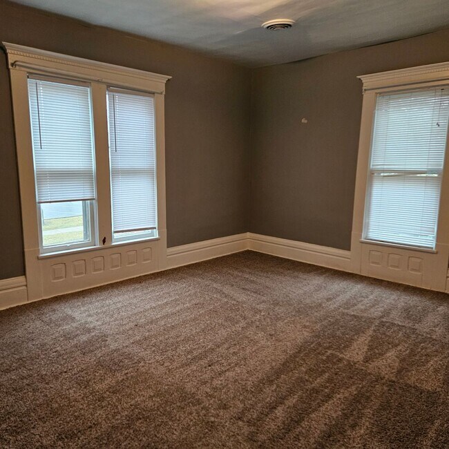 Building Photo - 118.5 W Walnut St