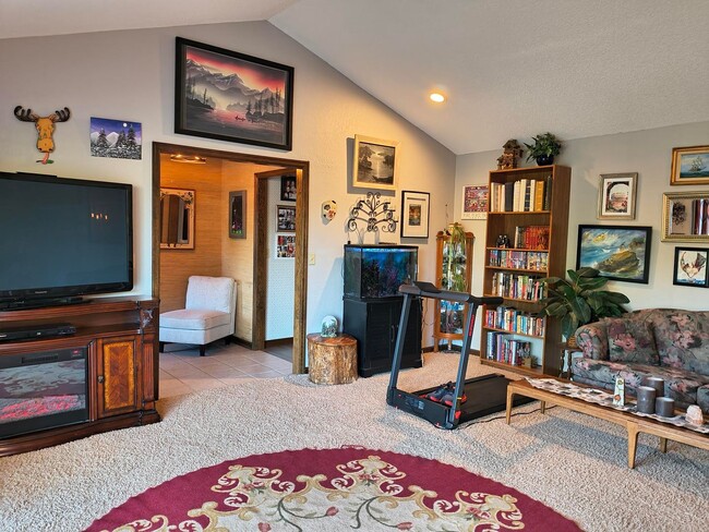 Building Photo - Spacious 4 bed, 2.5 bath with HEATED POOL ...