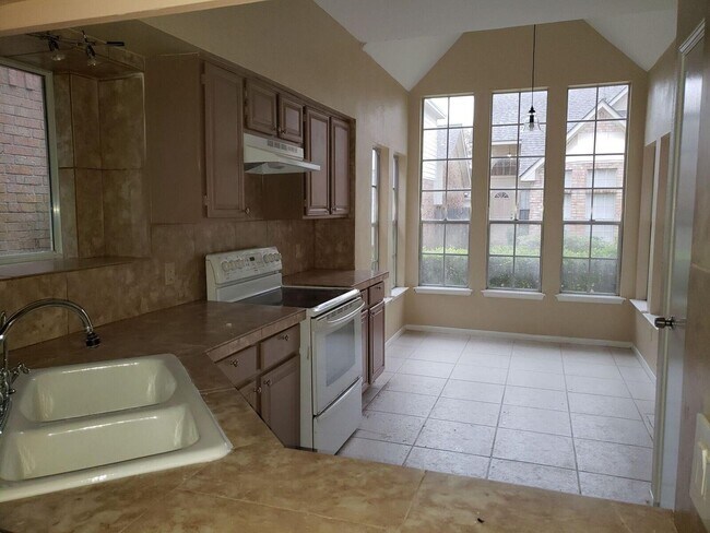 Building Photo - 6649 Queensclub Dr