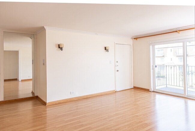 Building Photo - 9480 Bay Colony Dr