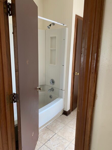 Building Photo - 4 Flower St