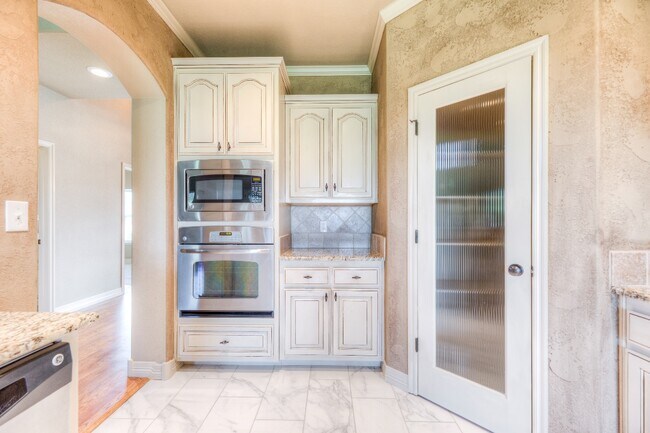 Building Photo - 1317 W Dover St