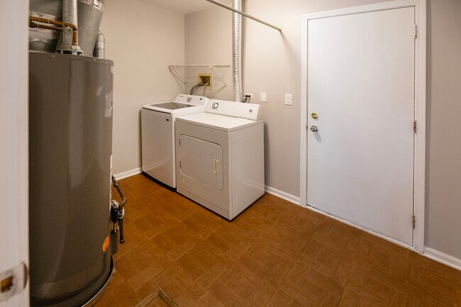 Building Photo - 329 Redwing Dr
