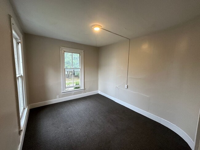 Building Photo - 416 Oak St- 4/5 Bedroom Duplex near WMU Ca...