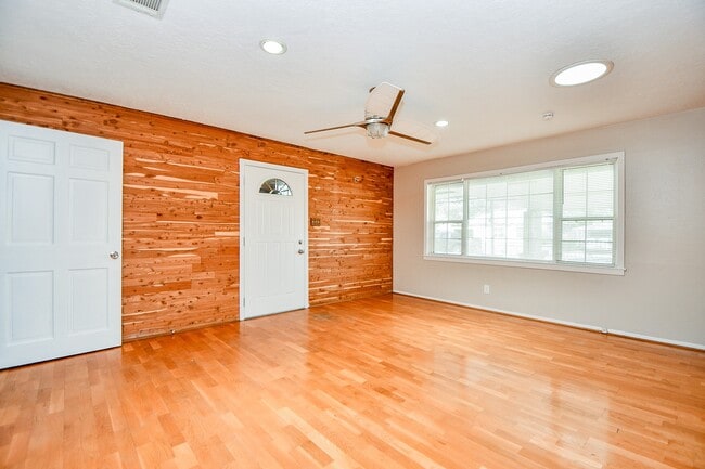 Building Photo - 6625 Underhill St