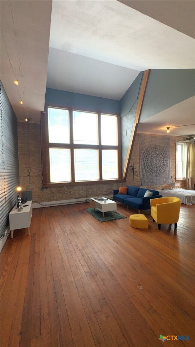 Building Photo - 103 W Walnut St