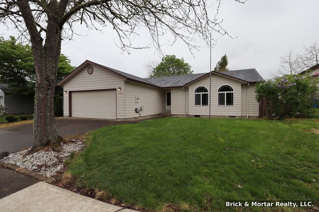 Building Photo - 3 Bedroom, 2 bath house with A/C!