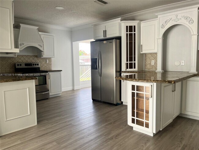 Building Photo - 3310 SW 82nd Ave