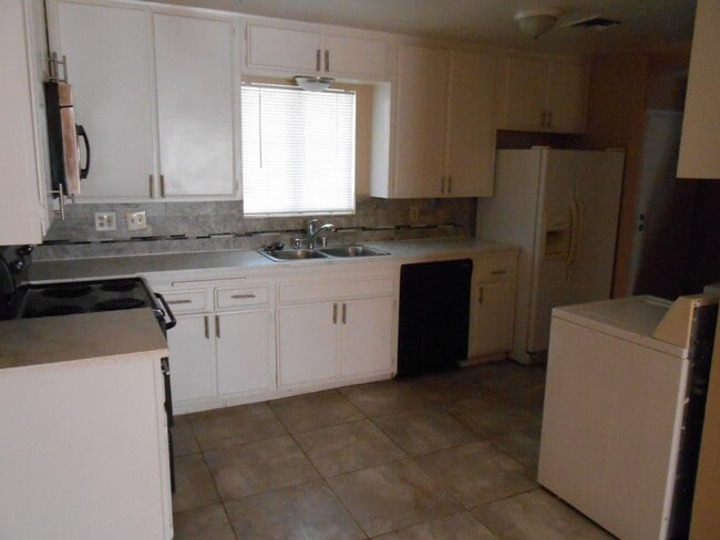 Building Photo - Spacious 2 story Townhouse with Community Pool