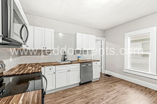 Building Photo - Updated & Budget-Friendly 3-Bedroom Home N...