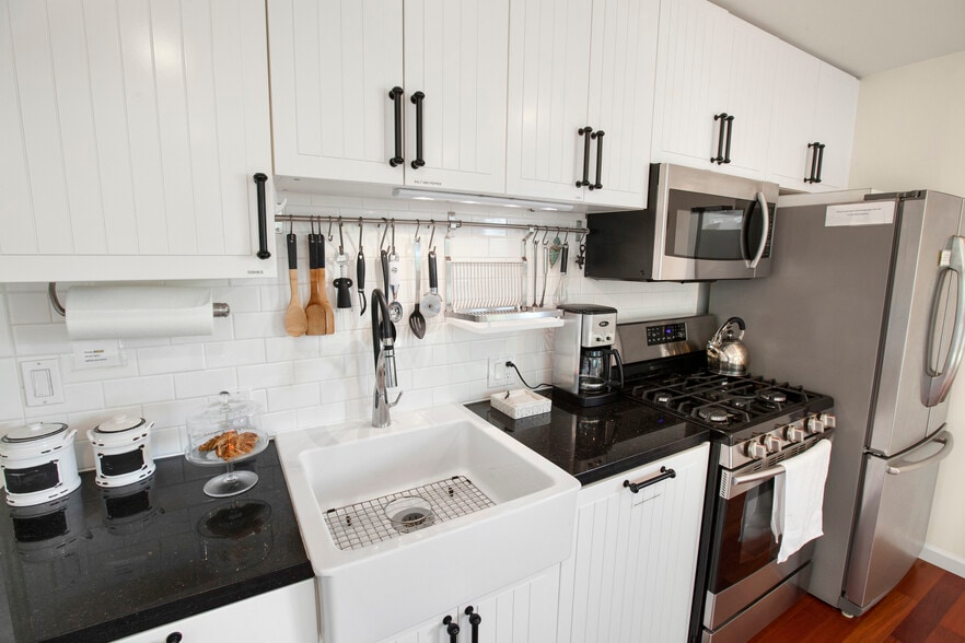 Building Photo - 313 S Rios Ave