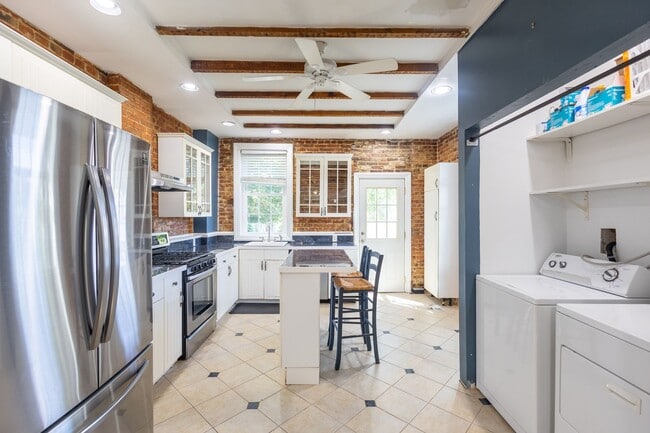 Building Photo - Lovely 3 BR/1.5 BA Semi-Detached Home in S...