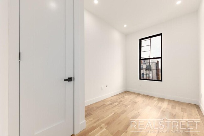 Building Photo - Marconi Place