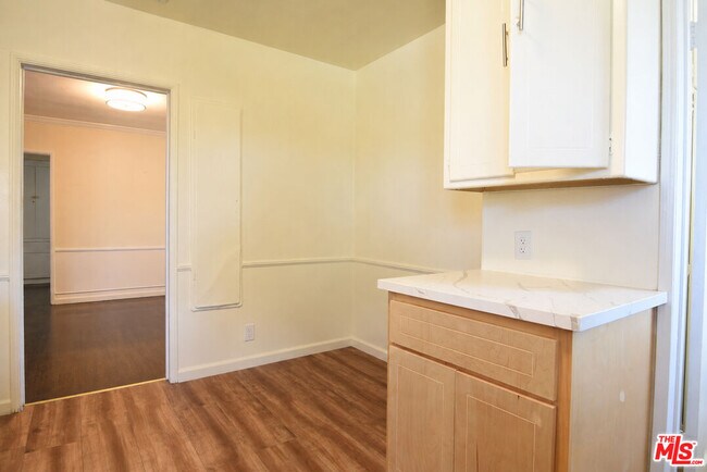 Building Photo - 9116 S 5th Ave