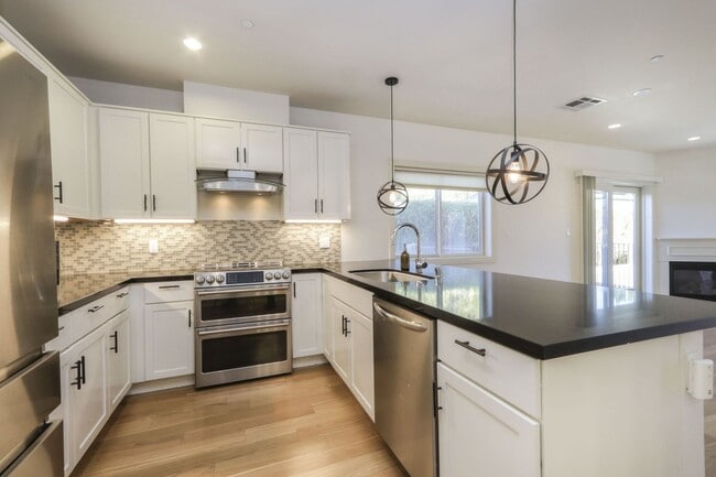 Building Photo - Open and Bright 2 bed/ 1.5 bath town-home ...