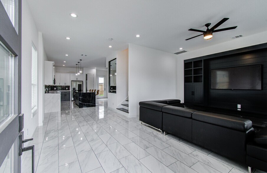 Building Photo - 5905 Crest Ct