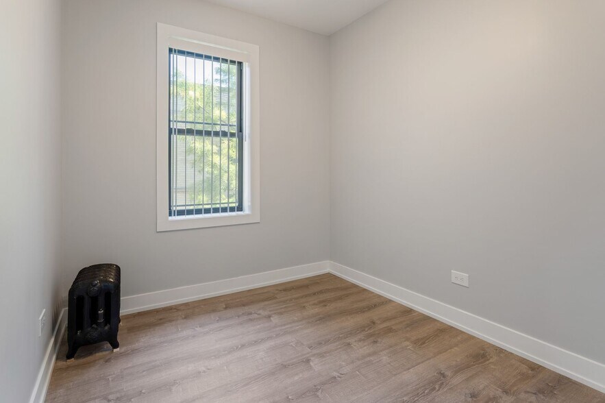 Building Photo - 7507 N Eastlake Ter