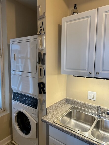 Building Photo - 2348 Rutger St