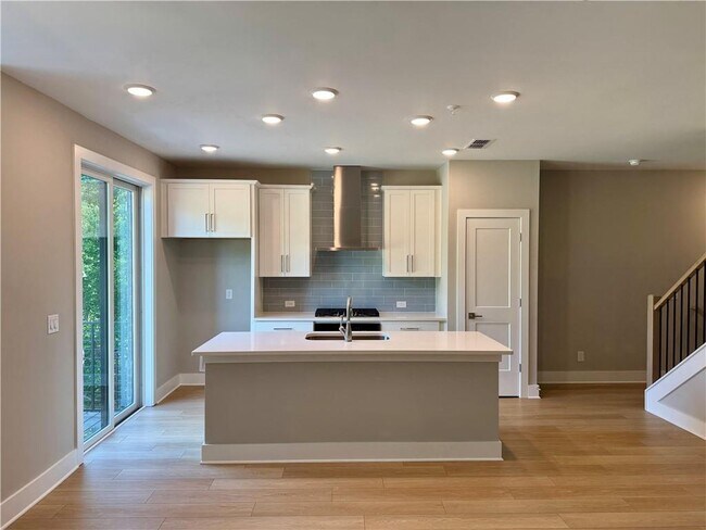 Building Photo - 913 Echo Pk Dr