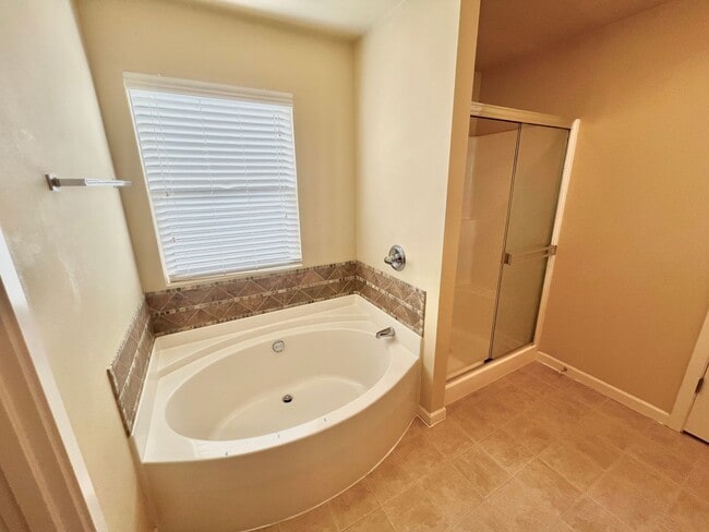 Building Photo - MOVE IN READY: 4bd 2.5ba 2,086 sq ft