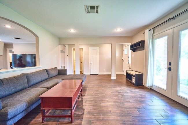Building Photo - 5506 Dumfries Dr