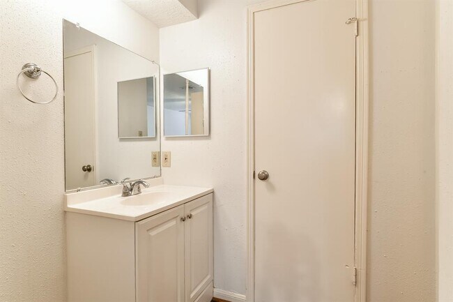 Building Photo - 6527 La Violetta Dr