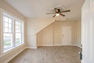 Building Photo - LOCATION! 1/1 Bed Bath Downtown!