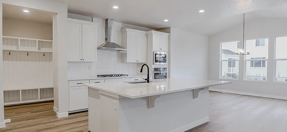 Building Photo - 1111 E Horseman Dr