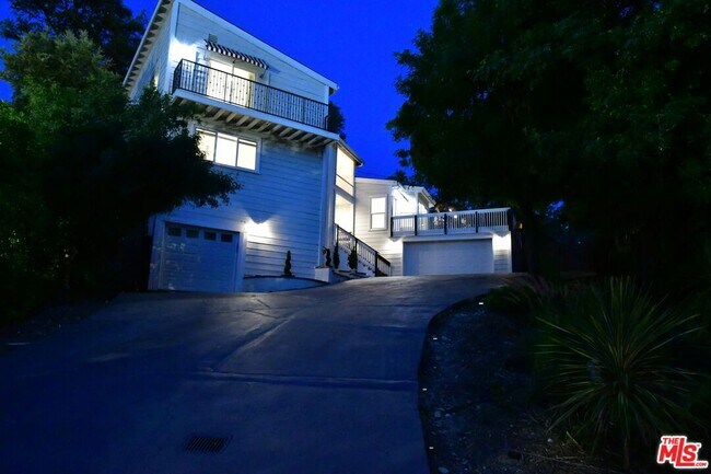 Building Photo - 19555 Oxnard St