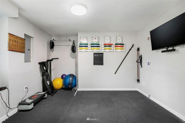 Building Photo - Beautiful 4 Bedroom Close to Everything!