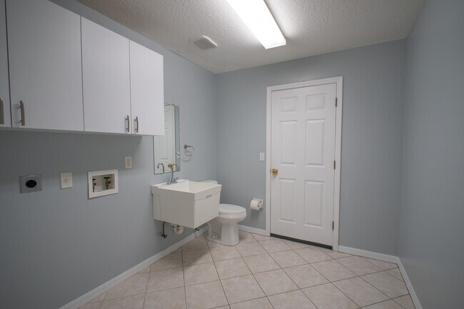 Building Photo - 7239 Rangi Dr