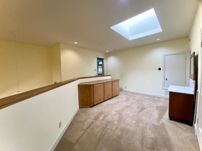 Building Photo - Spacious 5-bedroom Home Located in Niles Neighborhood of Fremont!