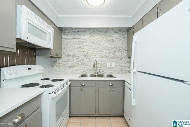 Building Photo - 2727 Highland Ave