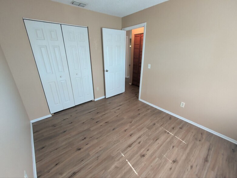 Building Photo - 2372 S Sandburg Pt