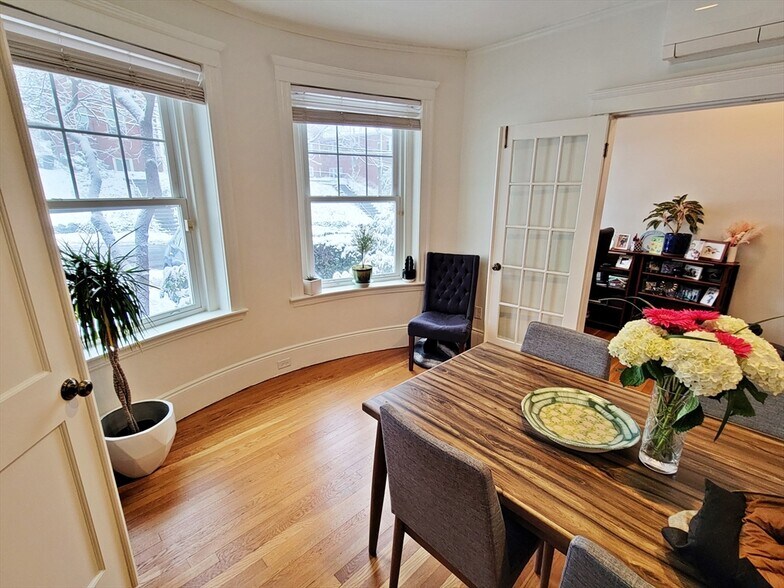 Building Photo - 14 Colbourne Cres