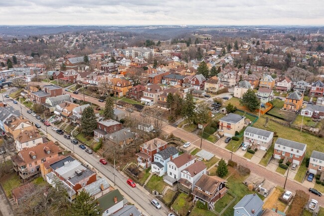 Building Photo - Gorgeous 4 bedroom home in Carrick available May 1!