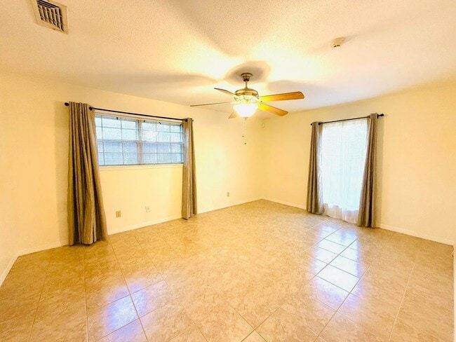 Building Photo - 814 Pinemont Dr