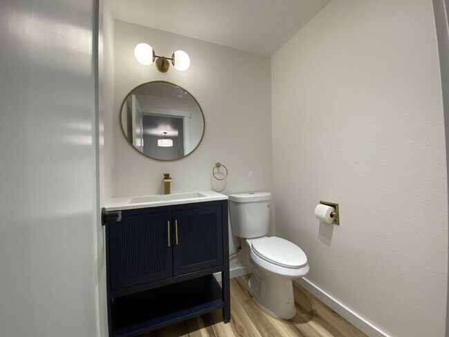 Building Photo - Spacious 3-Bedroom Remodeled Townhome in F...
